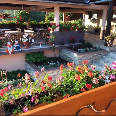 Restoran Sa Sobama Za Iznajmljivanje Mali Raj 게스트하우스 믈콘이치 그라드