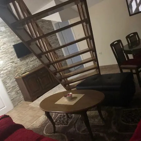 Restoran Sa Sobama Za Iznajmljivanje Mali Raj 믈콘이치 그라드