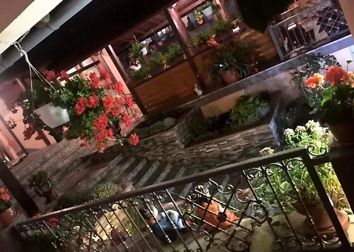 Restoran Sa Sobama Za Iznajmljivanje Mali Raj Penzion 3*