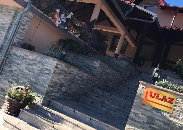 Restoran Sa Sobama Za Iznajmljivanje Mali Raj Penzion 3*