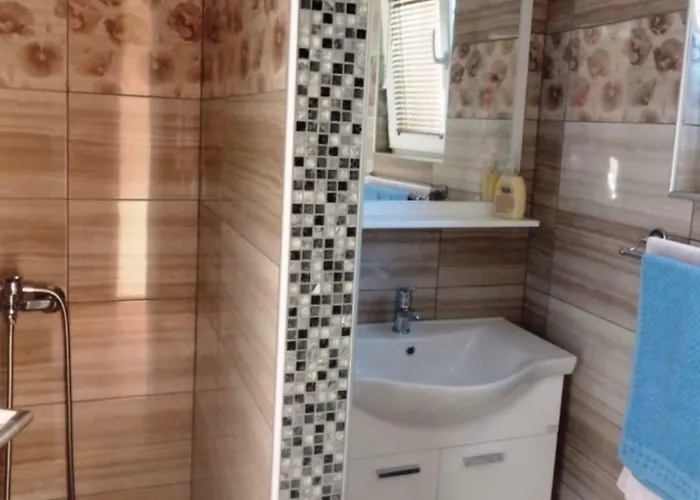 Restoran Sa Sobama Za Iznajmljivanje Mali Raj Penzion 3*