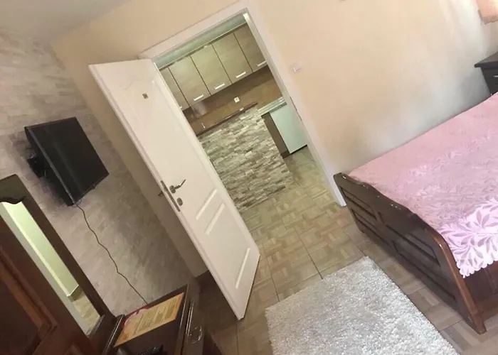 Restoran Sa Sobama Za Iznajmljivanje Mali Raj 3*